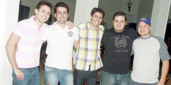 Ian Lima, com os amigos Beto Hernandez, Filipe Cintra, Caio Taveira e João Paulo Alvarenga, comemorou seu aniversário na última quinta-feira,no Barcode. Parabéns! 